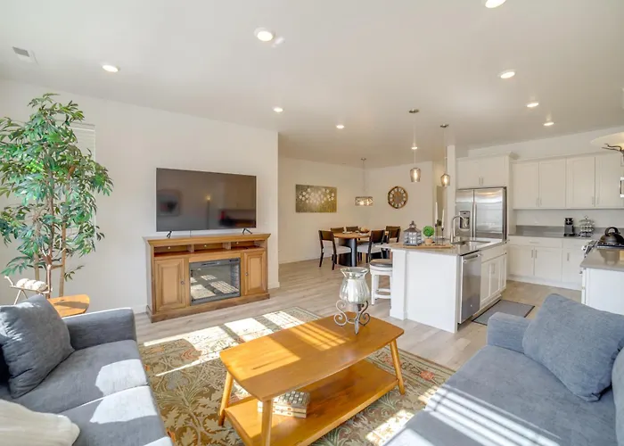 Patio, Park & Peace: 'Skyview Landing' In Eagle!