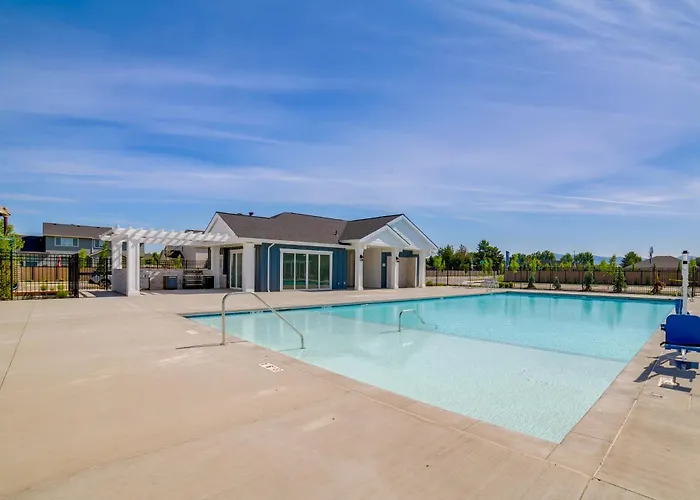 Patio, Park & Peace: 'Skyview Landing' In Eagle!